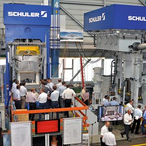 Über 60 Besucher waren gekommen, um die Heiß-Kalt-Ziehpresse (links) und die Hydroforming-Anlage zu sehen.