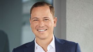 Martin Osterberger-Seitz, Geschäftsführer der Kemptener Seitz-Gruppe, spricht auf den Automotive Business Days 2022 im Themenblock „Disruption“ darüber, wie sein Unternehmen der Vertrieb zunehmend digitalisiert, um das Handelsgeschäft zukunftsfähig zu machen. (Bild: Susanne Mölle)