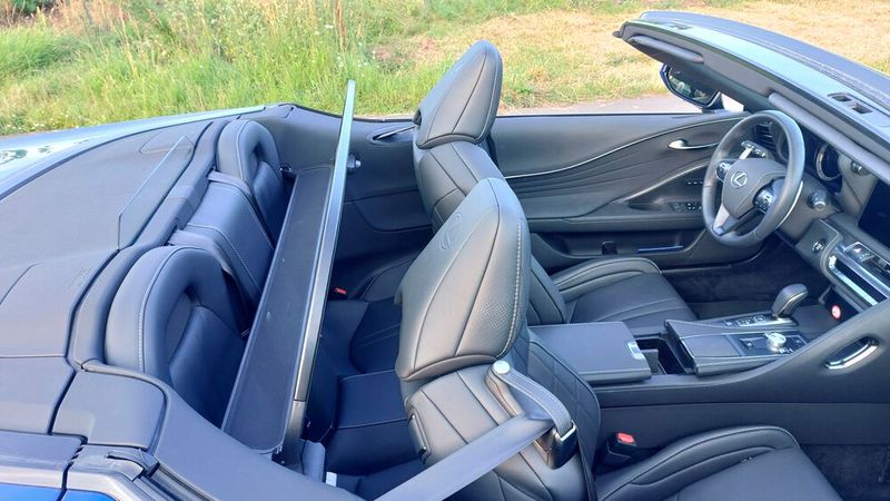 10. Das Platzangebot: Eigentlich ist das Modell als 2+2-Sitzer konfiguriert. Doch mit Blick auf den durchaus überschaubaren Platz im Fond und den hakeligen Einstieg dürften die allerwenigsten Menschen Lust haben, hinten Platz zu nehmen. Da ist es sinnvoller, den Windschott hinzuhängen, denn der trägt dafür Sorge, dass das Fahren mit offenem Verdeck selbst bei hohen Geschwindigkeiten noch Spaß macht. (Bild: Mauritz – VCG)