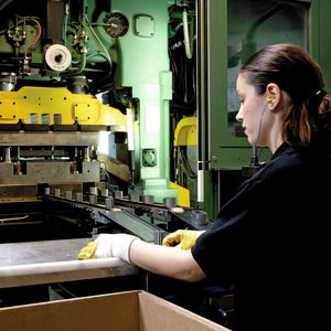 Mit MES (Manufacturing Execution System) kann sich der Werker an der Stanzmaschine auf seine Arbeit konzentrieren, ohne an Notizen oder Mengenzählungen denken zu müssen. Das macht den Arbeitsplatz auch sicherer.