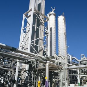 Siemens Water Technologies hat von der PetroChina Company Limited in Daqing, Provinz Heilongjiang, China, den Auftrag erhalten, ein Zimpro-Nassluftoxidationssystem (im Bild) für die Abwasseraufbereitung in einer Ethylenanlage zu liefern. Damit sollen sulfidische Ablaugen behandelt werden, die bei der Herstellung von Ethylen entstehen. Das energieeffiziente Nassluftoxidationssystem zersetzt geruchsintensive Sulfide und erzeugt biologisch abbaubares Abwasser, das an konventionelle Aufbereitungsanlagen übergeben werden kann. Mit der Installation in Daqing können stündlich 22,7 Kubikmeter Abwasser behandelt werden. 