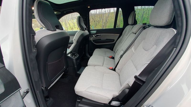 8. Der Reisekomfort: Auch hinten sitzen die Passagiere bequem und haben reichlich Platz. Dank dem elektrischen Glas-Panoramadach in der Top-Variante haben sie den Himmel im Blick. (Bild: Mauritz – VCG)