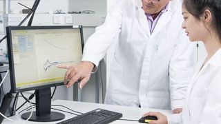 Mit einer vielversprechenden Kombination aus Kathode und Elektrolyt wollen die Forscherinnen und Forscher des HIU eine sehr hohe Energiedichte möglich machen.  (Amadeus Bramsiepe, KIT)