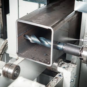 Die Basisversion der HD-S Bohrmaschine hat drei Spindeln, um zeitgleich die beiden Flansche und den Steg eines H-Profils bohren zu können.