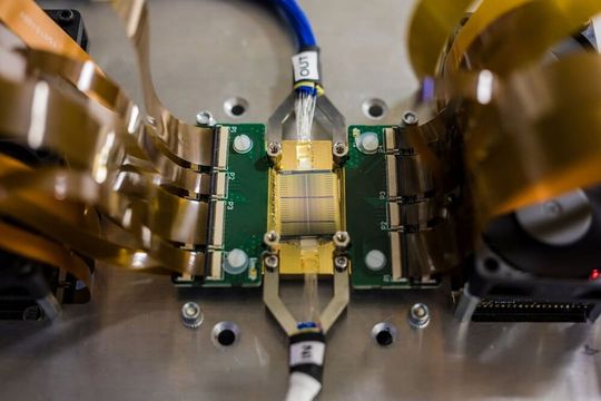 Der photonische Quantencomputer von Quix Quantum ist ein so genanntes NISQ-System.  Der hauseigene photonische Quantenprozessor ist das Herzstück. Dazu kommen Quantenlichtquellen und Einzelphotonendetektoren. (Bild:  Quix Quantum)