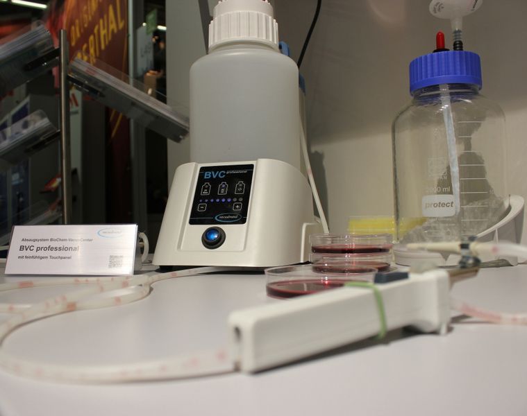 BVC - Biochem-VacuumCenter bieten die optimale Lösung zum sicheren, sensiblen und effizienten Absaugen von Flüssigkeitsüberständen oder Filtrieren in allen Laborandwendungsbereichen. (Bild: LABORPRAXIS)