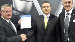 Hubert Auer (l.) und Herbert Schmidt (beide Walter) erhalten von Giari Fiorucci (Mitte) die Urkunde „Vorzugslieferant der Robert Bosch GmbH“. (Walter)