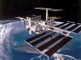 Auf der ISS kann man jubeln! Denn nun ist es erstmals im All gelungen, Ersatzteile für die dortigen Systeme herzustellen. Möglich macht das ein spezieller 3D-Drucker, der mit Laserstrahl und Metallpulver arbeitet. Lesen Sie hier, was dieser Erfolg für die Raumfahrt bedeutet ...(Bild:  ESA)