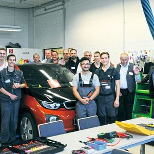 Gruppenbild als Andenken: Die Teilnehmer des Praktischen Leistungswettbewerbs mit ihren Prüfern.(Bild:  Kfz-Gewerbe Schleswig-Holstein)