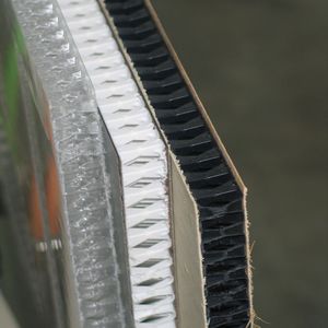 Bild 2: Sandwichplatten mit pyramidenförmigen verschweißten Rasterkernen. Nach der Kernherstellung werden beidseitig Deckschichten zur Versteifung aufgeklebt.