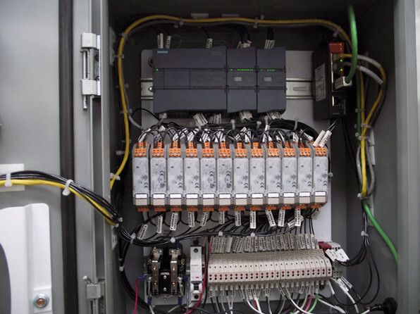Mit der neuen Automatisierungslösung werden nun die Leuchtfeuer des Schubkahns vom Schlepper aus gesteuert, zudem über Profibus die bis zu 30 Meter entfernten Antriebe der Winden. (Bild:  Siemens)