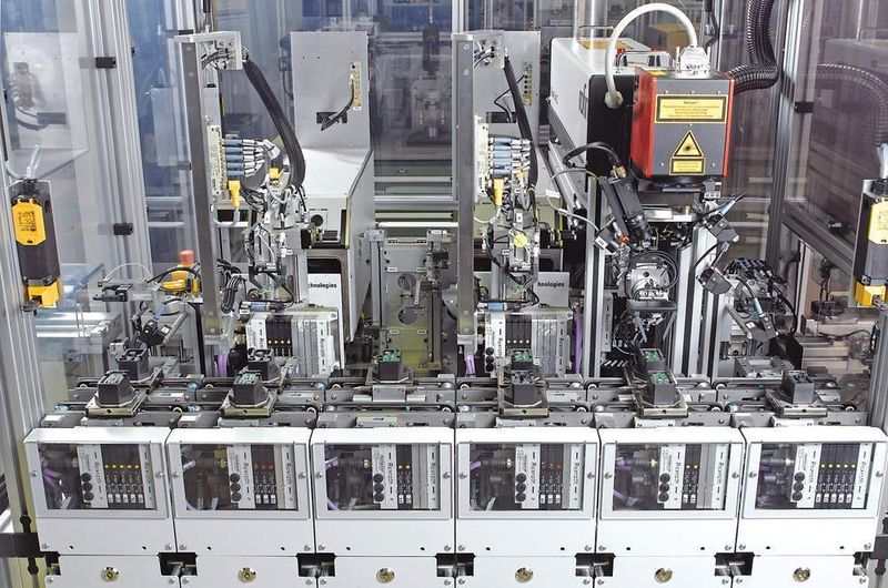Bild 3: Die eingesetzten Module sind jeweils 220 mm breit und haben damit DIN-A4-Format. Die Anlage enthält kolbenstangenlose Zylinder, Greifer und pneumatische Lineareinheiten von Rexroth. (Archiv: Vogel Business Media)