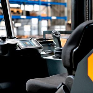 Der Nexx von Hubtex ist ein Mehrwege-Schubmaststapler, der auch durch schmale Regalgänge laviert werden kann. Hier ein Blick ins Führerhaus.(Bild:  Hubtex)