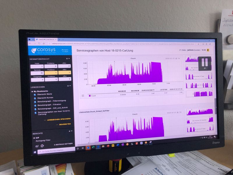 Die über den Ewon-Router gesammelten Daten werden an das Rechenzentrum von Corosys übertragen und in dem sehr detaillierten Smart-Machine-Dashboard archiviert und in vordefinierten Ansichten auf einen Klick in Berichtsform oder als Grafik dargestellt. Hier können für verschiedene User-Gruppen spezielle Ansichten hinterlegt werden.   (Bild: Wachendorff)