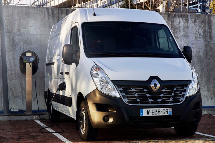 Der Renault Master Z.E. kann als Kastenfahrzeug oder als Plattformgestell für Aufbaulösungen geordert werden. (Bild: Renault)