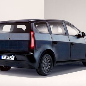 Die Designer haben in der Karosserie einige Linien eliminiert, sodass klarere Oberflächen entstehen. (Bild:  Sono Motors/ MARTIN MEINERS PHOTOGRAPHY)