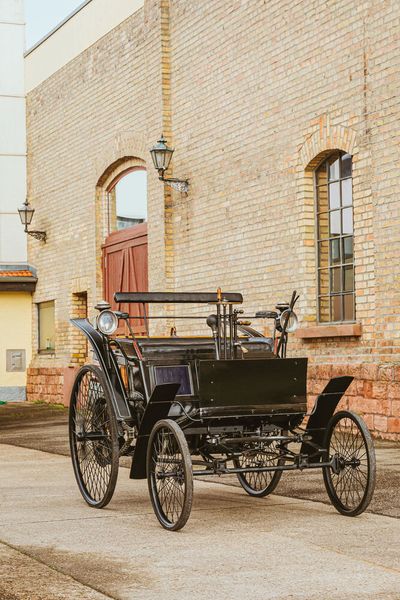 Das restaurierte Benz Motor-Velociped vor dem Automuseum Dr. Carl Benz in Ladenburg, der ehemaligen Automobilfabrik von C. Benz Söhne (Bild:  Mercedes-Benz AG)