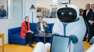 Prof. Alexander König im Gespräch mit Bayerns Gesundheitsministerin Judith Gerlach. Im Vordergrund: der neue Garmi. (Bild: Max Merget)