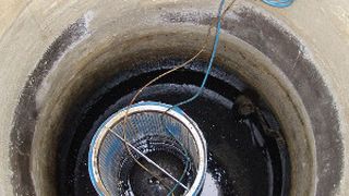 Die Wandbeschichtung zum Teil abgelöst, der Schachtbereich porös (Bildrand) und Einbauten bzw. Zulauf angefressen: 50 Prozent aller Leichtflüssigkeitsabscheider aus Beton weisen erhebliche Mängel auf. (Foto: Makra)