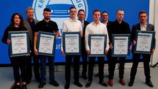 Die Innung des Kfz-Gewerbes Rhein-Neckar-Odenwald, einer der größten Ausbilder in der Region, hat auf dem Mannheimer Maimarkt insgesamt 191 Kfz-Mechatroniker/innen in den Gesellenstand verabschiedet. Bei der Freisprechungsfeier im Handwerkerzelt betonte Obermeister Dietmar Clysters die Herausforderungen, die der Beruf mit sich bringe.
In wenigen Branchen habe es in so kurzer Zeit so viele Veränderungen gegeben. „Wer sich hier wiederfindet, kann im Kfz-Handwerk Karriere machen und Zukunft mitgestalten“, so Clysters. Die besten Auszubildenden und deren Ausbildungsbetriebe erhielten zudem eine Auszeichnung für ihre herausragende Leistung. (Bild: Kfz-Innung Rhein-Neckar-Odenwald)