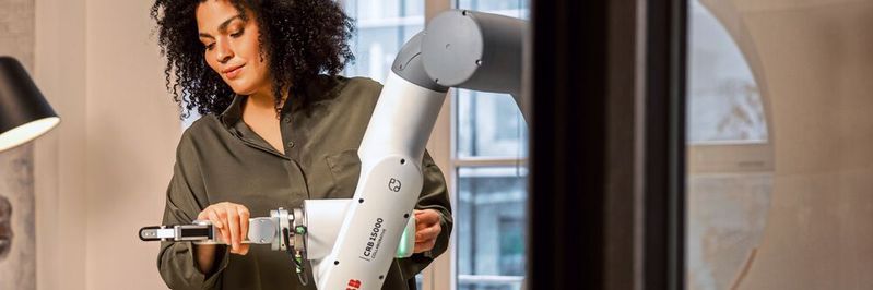 Sicher, zugänglich und ansprechend – diese Eigenschaften zeichnen GoFa aus. Im Jahr 2021 wurde ABB für den Cobot mit dem renommierten Red Dot Design Award «Best of the Best» ausgezeichnet. Sicher, zugänglich und ansprechend – diese Eigenschaften zeichnen GoFa aus. Im Jahr 2021 wurde ABB für den Cobot mit dem renommierten Red Dot Design Award «Best of the Best» ausgezeichnet.