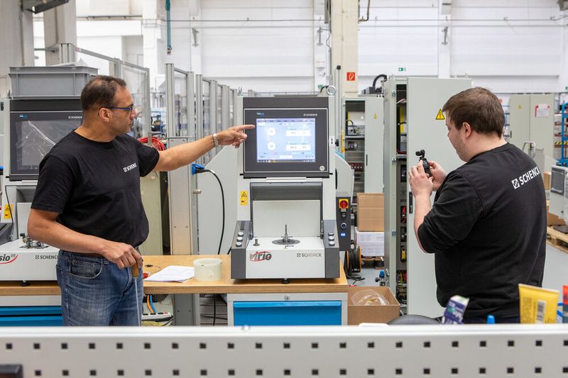 Für drei Maschinenmodelle sind die Videos bereits erhältlich. Sie enthalten auch Fotos und Messprotokolle. (SCHENCK ROTEC GMBH)