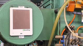 Zum nachrüsten: Photovoltaisch betriebener Funksensor für die Nachrüstung von Maschinen. (Bild: Enerthing)