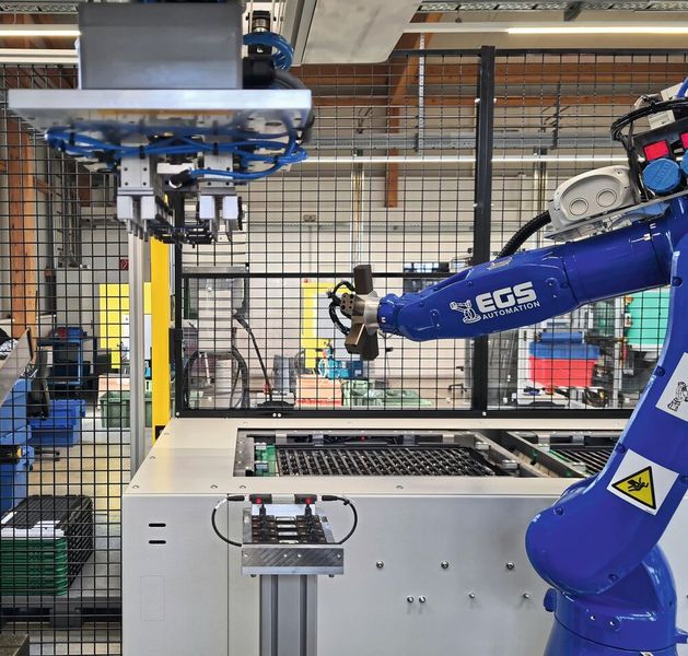 Teileübergabe vom Entnahmehandling zum Roboter auf der Übergabestation mit sicherer Überwachung. (Bild: EGS Automation)