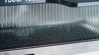 Abb. 1: Spotten von 100 nl Flüssigkeit mit dem Cybio-Well-vario-1536/8-µl-Kopf mit Stahlspitzen auf eine MALDI-TOF-Target-Platte. (Analytik Jena)