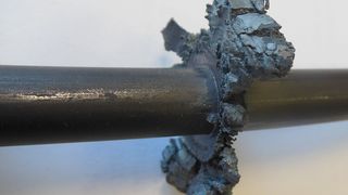 Geschweißter, aber noch nicht entgrateter Draht. (Bild: DEW)