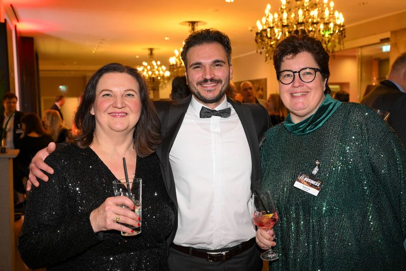 Lilli Kos (IT-BUSINESS), Sergio Gagliardi (Herweck) und Tanja Link (Acondistec) stoßen auf eine rosige Zeit an. (Bild: Hannes Magerstädt)