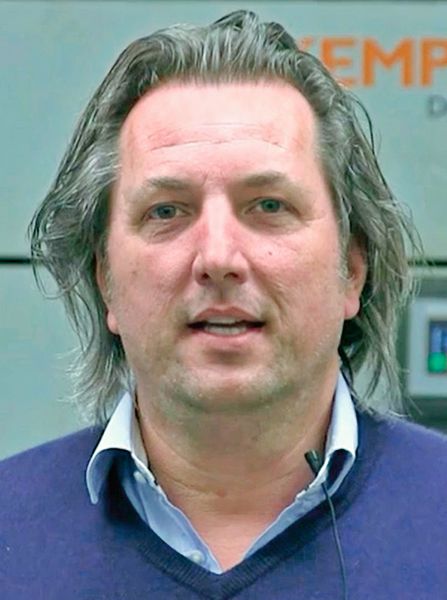 Henk Smalling, Betriebsleiter bei SBW erklärt: „Früher mussten wir unsere Filteranlagen sehr häufig reinigen. Doch durch die neue Kemper-Technik sparen wir viel Zeit bei der Entsorgung der Stäube.“ (Kemper)