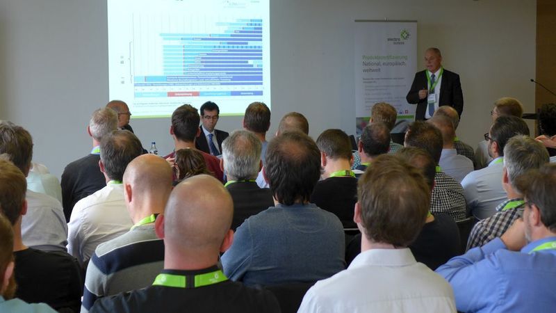 Gastgeber Jürg Rellstab, Leiter Zertifizierung Produkte bei Electrosuisse, führte durch ein Tagungsprogramm, das nicht nur technische, sondern auch politische, rechtliche und organisatorische Aspekte der Product Compliance beleuchtete. (Electrosuisse)
