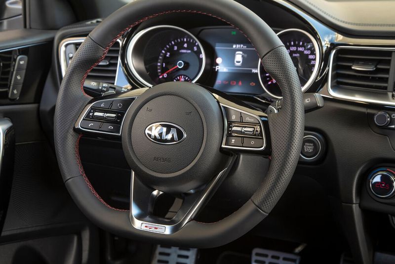 Unter anderem auch auf dem unten abgeflachten Lenkrad. (Kia)