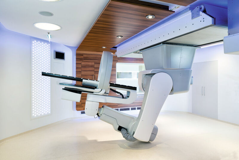 Durch die Deckenmontage des roboterbasierten Patientenpositioniersystems von BEC kann der Platz im Behandlungsraum bei Medaustron optimal genutzt werden. (Bild: Thomas Kästenbauer)