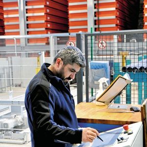 Automatisiert ein- und auszulagern sowie abzulängen entlastet das Personal und trägt zu sicherem Arbeiten bei.(Bild:  Kasto)