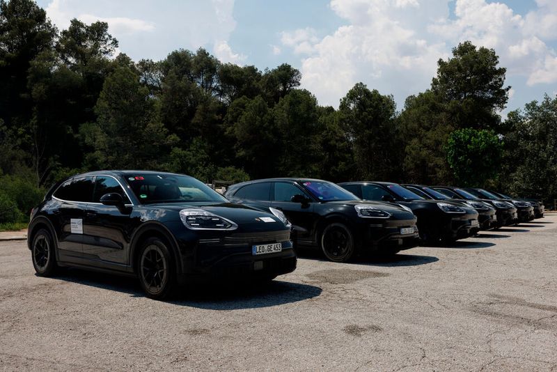 Das große SUV erhält eine komplett neue E-Architektur und einen neuen Antrieb (Bild: Porsche)