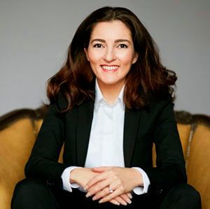 Prof. Dr. Chirine Etezadzadeh (Volkswirtin) leitet das SmartCity.institute, SmartCityNews.global (the global smart city knowledge base) und ist Vorstandsvorsitzende des Bundesverbandes Smart City (BVSC) e.V. Seit dem Sommersemester 2014 hält Prof. Etezadzadeh Vorlesungen zum Thema „Produktentwicklung für Smart Cities“ an der Technischen Hochschule Köln. 2017 wurde ihr eine Honorarprofessur von der Beijing Information Science & Technology University (BISTU) verliehen. (Smart City Institute)