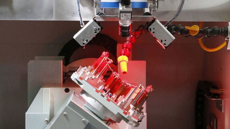 Ein neuartiges Laser-CNC-Bearbeitungszentrum zum 3D-Lasermikroschweißen hat Schüssler Technik entwickelt. Durch hochgenaue Achsbewegungen lassen sich filigrane Bauteile in unterschiedlichsten Positionen (5+2-Achs) mühelos fügen.  (Schüssler Technik)