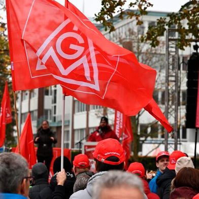 So könnte es ab Monatag in einigen Orten Deutschlands aussehen! Denn die IG Metall hat im Rahmen der laufenden Tarifverhandlungen ein Angebot der Arbeitgeber, die es jedoch in diesen Zeiten nur für fair halten, abgeleht ... (Bild: dpa / N. Graeber)