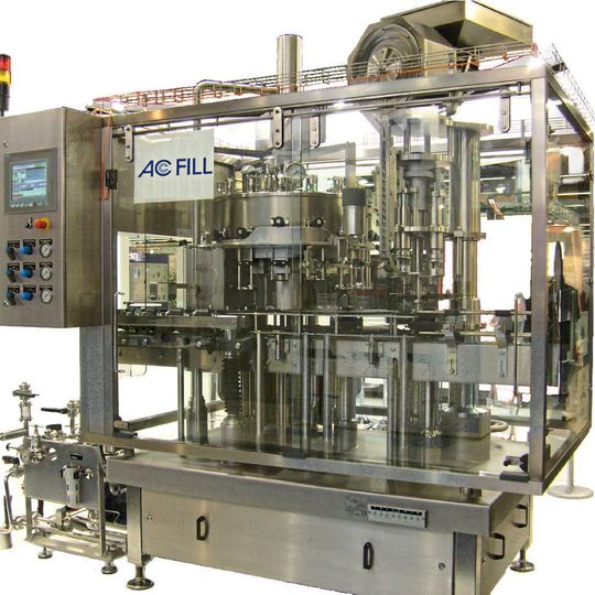 Mit der kompakten Fülltechnologie ist der Füller CST beispielsweise für Craft-Brauereien geeignet.(Bild:  Atlantic C)