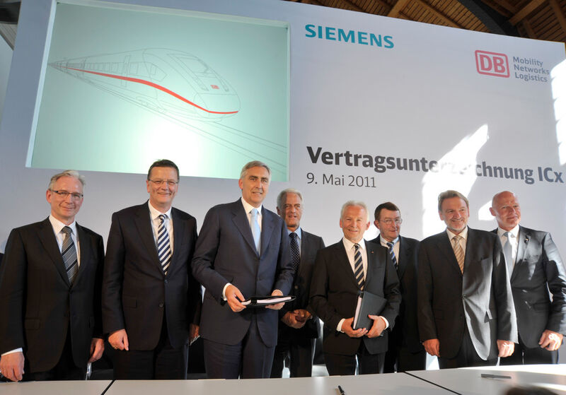 Da war die Welt noch in Ordnung: Im Mai 2011 bestellte die Deutsche Bahn 300 ICEs bei Siemens. Durch dauernde Lieferverzögerungen entstand bisher aber eine erhebliche Belastung für die Münchener. (Bild: Siemens)