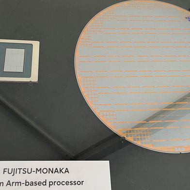 Auf dem Fsas Technologies Summit 2026 zeigte der Hersteller bereits einen Wafer mit Monaka-CPU-Chiplets sowie einen kompletten Prozessor, allerdings noch als funktionslose Samples. Ab November sind nun Server mit den neuen ARM-CPUs verfügbar.  (Bild: Vogel IT-Medien)