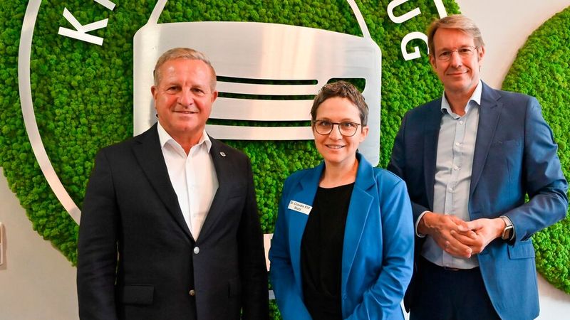 Staatssekretärin Dr. Claudia Stutz war zu Gast beim ZDK-Automobildialog zu der sie der frisch gewählte ZDK-Präsident Thomas Peckruhn (l.) und ZDK-Geschäftsführer Jürgen Hasler in Berliner ZDK-Büro begrüßten.(Bild:  Bildschön)