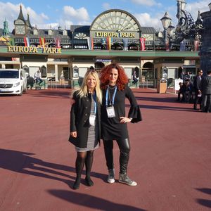 Da strahlt nicht nur die Sonne: Kirsten Meier, noris network, und Besa, IT-BUSINESS:(Bild: IT-BUSINESS)