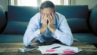 Um nicht in ein Schuldendesaster zu geraten, sollten Unternehmer die finanzielle Situation ihres Unternehmens im Blick haben und Maßnahmen zur Unternehmens­finanzierung überlegt angehen.  (Bild: © SB Arts Media - adobe.stock.com)