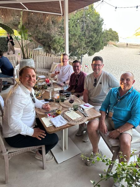 (v. l.) Gijs Jonker (Smartphonehoesjes), Davey Jansen u. Ramon Schutte (GSMP), Luuk Klassen (Smartphonehoesjes) u. Paul Akkermans (Mondeno)   (Bild: Vogel IT-Medien GmbH)