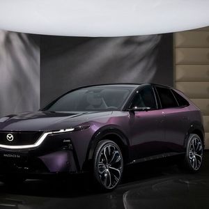 Der Crossover ist knapp 4,9 Meter lang, gut 1,6 Meter hoch und gut 1,9 Meter breit. (Bild:  Mazda)