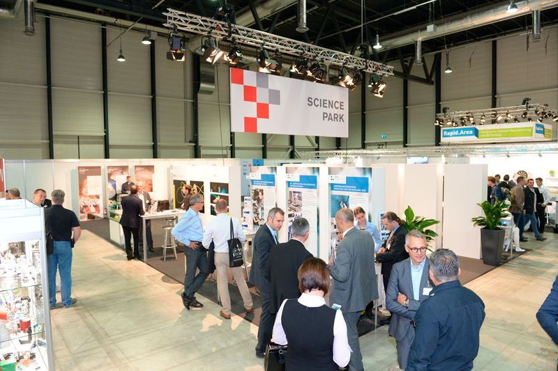 Forschungseinrichtungen präsentieren sich im Science Park der ersten Swiss Medtech Expo in Luzern. (Bild: Messe Luzern)