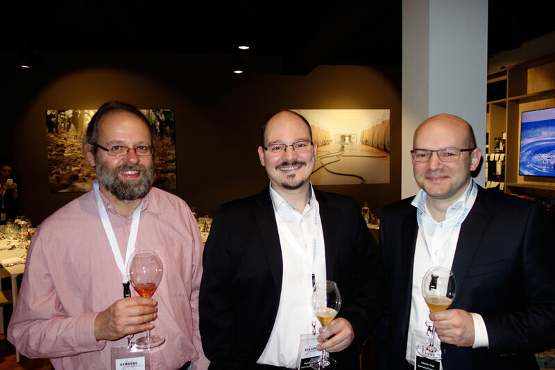 (v. l.) Klaus Länger, IT-BUSINESS, mit Marcel Binder und Patrick Vogt, Samsung. (Bild: IT-BUSINESS)